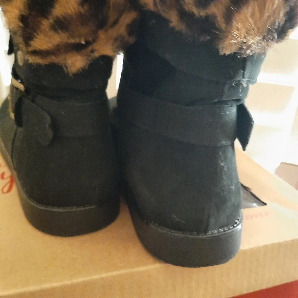 EUC G by GUESS ANKLE BOOTS. SUEDE UPPERS TRIMMED IN FAUX LEOPARD FUR.